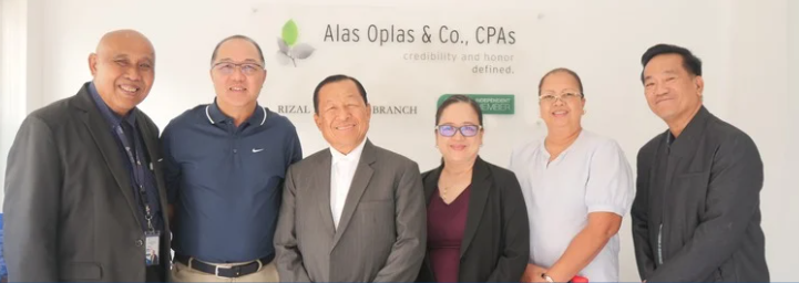 With Shell Osmeña President (2nd from left) Dennis Javier and Building Administration Manager Janet Gaetos (5th from left).